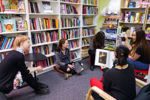Michelle Pettis seating with a group in the library